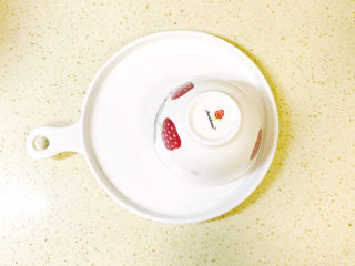 14、耳光炒饭,将碗倒扣在盘里,取下碗