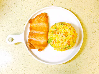 15、耳光炒饭,码放进三文鱼