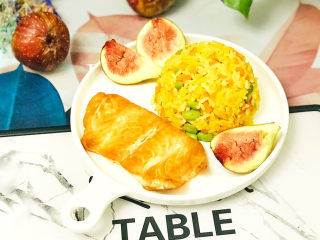 16、耳光炒饭,切一个无花果,装饰一下