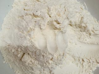 1、韭菜粉丝蒸饺,碗里倒入面粉。