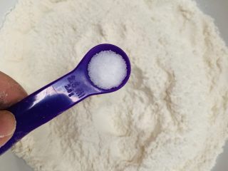 2、韭菜粉丝蒸饺,加入2g食盐，加盐的饺子皮有嚼劲些。