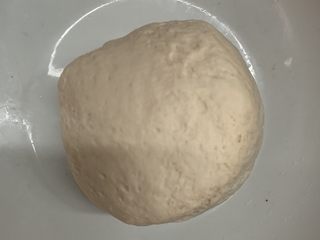 5、韭菜粉丝蒸饺,下手揉成光滑微微粘手的面团醒发半小时。