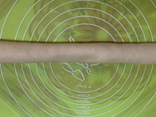 9、韭菜粉丝蒸饺,揉成长条。