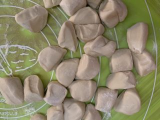10、韭菜粉丝蒸饺,切成小剂子。