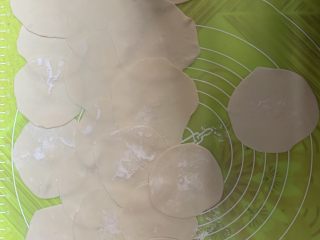 12、韭菜粉丝蒸饺,再擀成面皮。记得铺好面粉，不然会粘再一起，或者你做一个饺子擀一张皮也行。