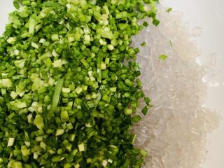 14、韭菜粉丝蒸饺,韭菜切碎和粉丝放一起。