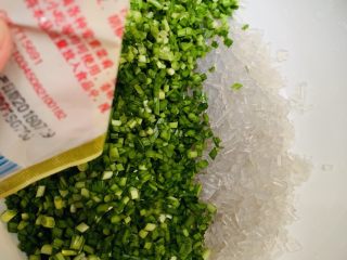 15、韭菜粉丝蒸饺,加入五香粉，不加完全没一点影响。