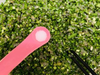 17、韭菜粉丝蒸饺,再加入剩余食盐。