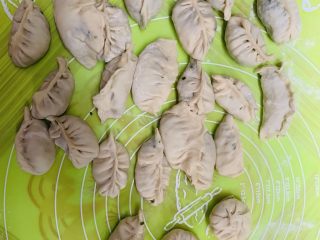 22、韭菜粉丝蒸饺,每个小朋友包了一个，没有一个好看，呵。