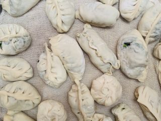 23、韭菜粉丝蒸饺,放入笼屉里，记得铺上布垫。