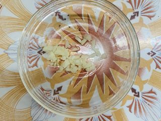 25、韭菜粉丝蒸饺,准备个蘸酱，蒜切碎。