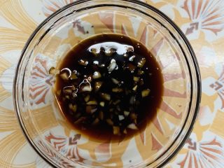 26、韭菜粉丝蒸饺,倒入适量酱油。