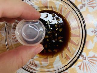 27、韭菜粉丝蒸饺,2瓶盖白醋拌匀就可以啦。