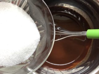 1、巧克力果仁小蛋糕,加入细砂糖搅拌均匀