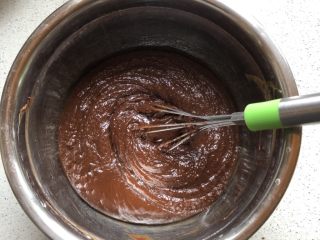 3、巧克力果仁小蛋糕,拌匀，成为蛋糕糊