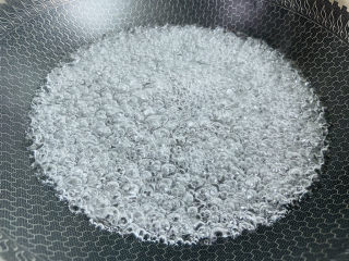 4、清蒸小龙虾,锅中加入清水大火煮开