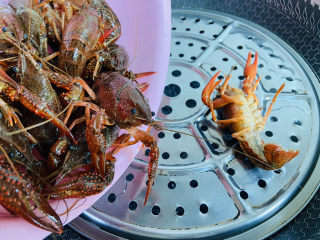 5、清蒸小龙虾,放入蒸格