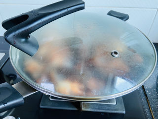 7、清蒸小龙虾,盖上锅盖大火蒸八分钟