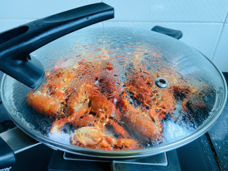 8、清蒸小龙虾,透过锅盖可以看见小龙虾逐渐变色