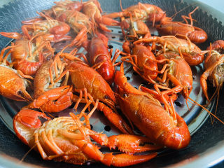 9、清蒸小龙虾,蒸八分钟即可