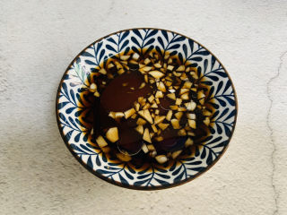 11、清蒸小龙虾,蘸料可以自己根据口味来配,蘸料一般由大蒜,酱油,香醋、芥末、麻油配制