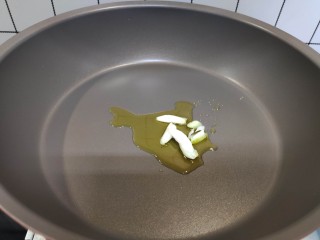 3、西红柿面疙瘩,油热,加入葱花,炒香