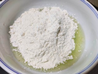 9、西红柿面疙瘩,蛋清中加入2克盐和半碗面粉