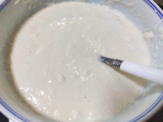 10、西红柿面疙瘩,缓慢加入清水,搅拌至黏稠状态