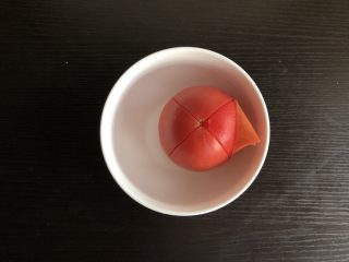 2、番茄浓汤面,番茄表面切十字花刀，从顶部浇开水，浸泡一会儿后去皮