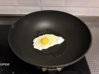 3、番茄浓汤面,锅中少许油，简单粗暴煎个蛋，几成熟都可以