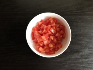 4、番茄浓汤面,去皮番茄切小丁
