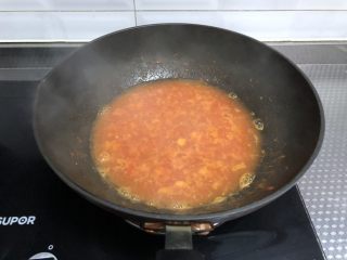 7、番茄浓汤面,加入一大碗开水