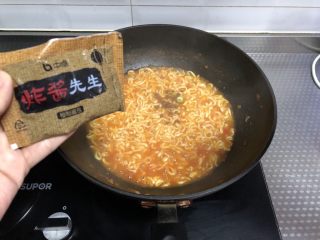 9、番茄浓汤面,根据个人口味加入酱料