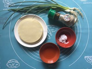 1、饺子皮葱油饼,首先准备食材:饺子皮12张、葱3根、食用油适量、食用盐适量、黑胡椒粉适量