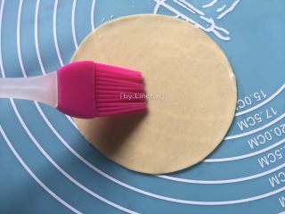 3、饺子皮葱油饼,取一片饺子皮，刷上一层食用油