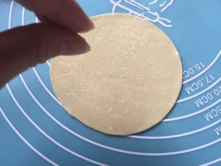 4、饺子皮葱油饼,均匀的撒上一层薄薄的细盐