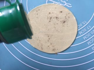 5、饺子皮葱油饼,根据个人口味，撒上适量的黑胡椒粉