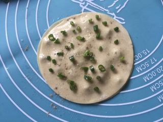 7、饺子皮葱油饼,接着盖上第二张饺子皮，重复步骤3至步骤6的做法