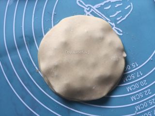 8、饺子皮葱油饼,依次叠加制作，一共是六张饺子皮叠在一起