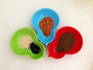 1、烤香辣串串虾,准备食材：熟黑芝麻3克，熟白芝麻3可，辣椒粉3克，孜然4克