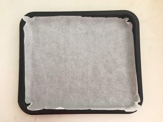 2、烤香辣串串虾,准备一个烤盘，在烤盘里铺上油纸