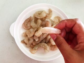 5、烤香辣串串虾,挑出虾线