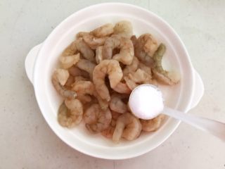 6、烤香辣串串虾,加入2克精盐