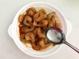 9、烤香辣串串虾,加入1勺大豆色拉油，封味