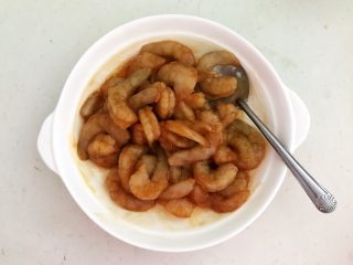 10、烤香辣串串虾,调匀后腌制20分钟