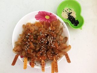 16、烤香辣串串虾,最后再撒上黑白芝麻