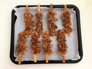 17、烤香辣串串虾,把做好的虾仁串放入烤盘里