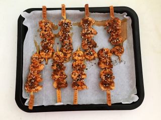 20、烤香辣串串虾,把烤盘取出来