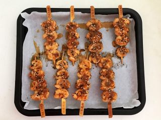 21、烤香辣串串虾,给虾仁串翻面