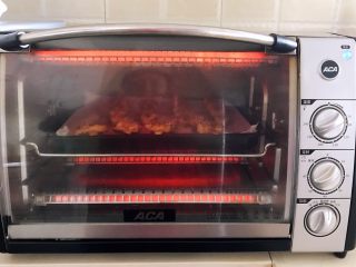 22、烤香辣串串虾,把烤盘放入烤箱，继续烤制5分钟